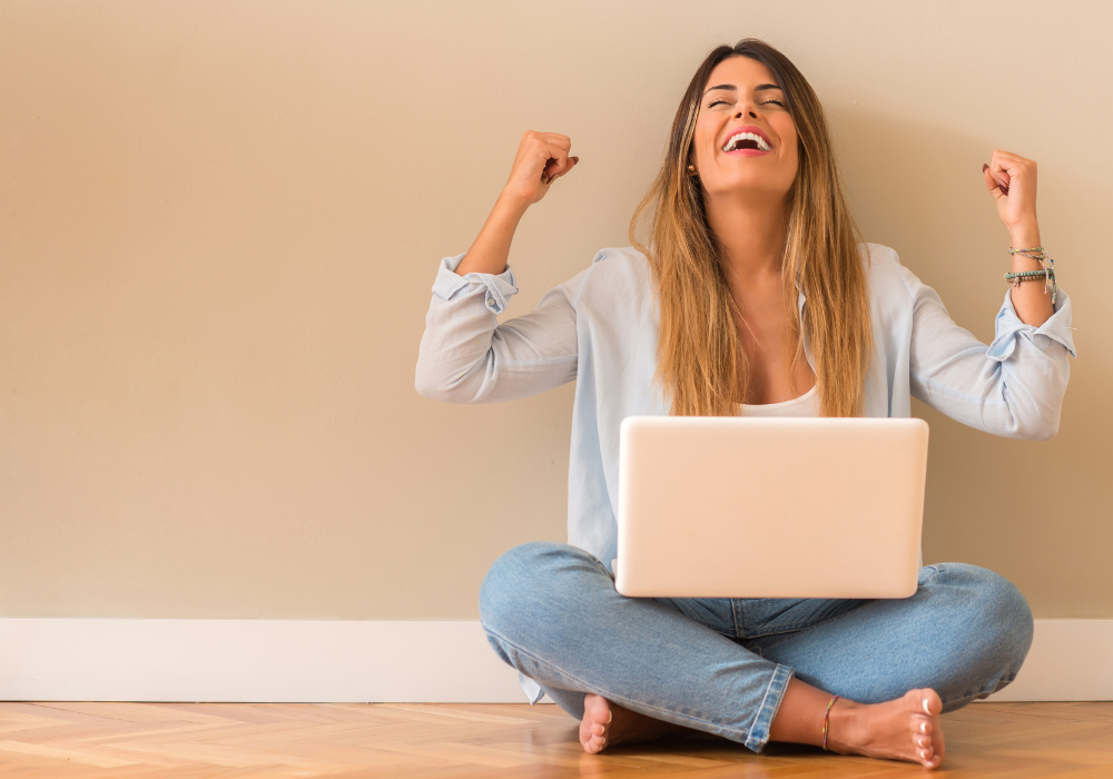 Mujer celebrando lanzamiento pagina web